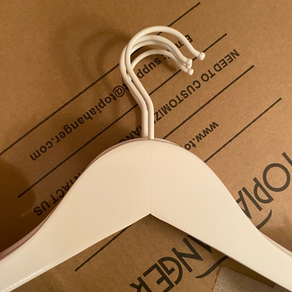 Set of 4- white hangers - Picture 2 of 5